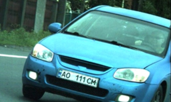 Зрелищни ВИДЕА: Шофьор умело скри номера на колата от радара