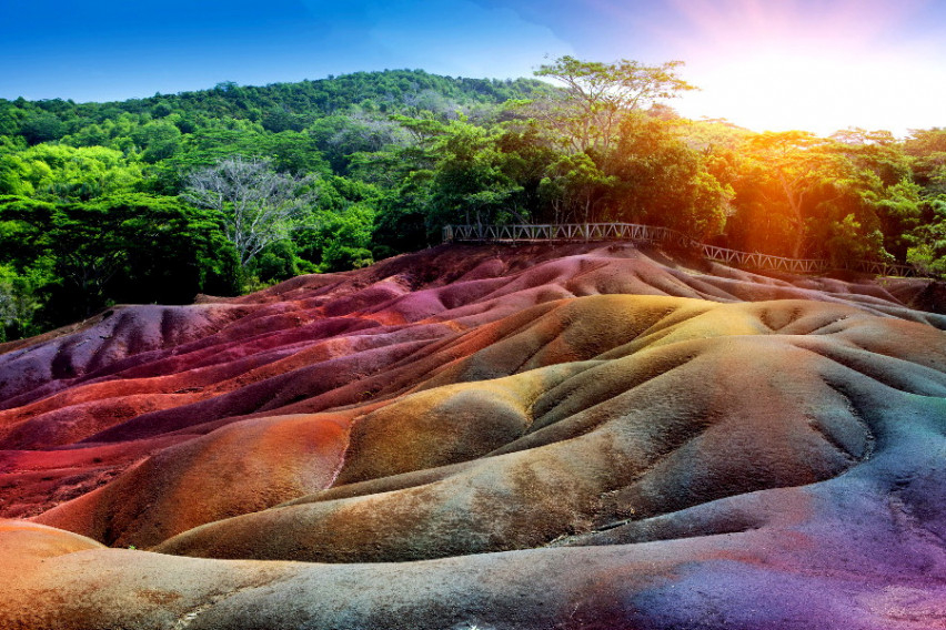 Психоделична пустиня: Невероятна атракция, чийто пясък се излива в седем цвята