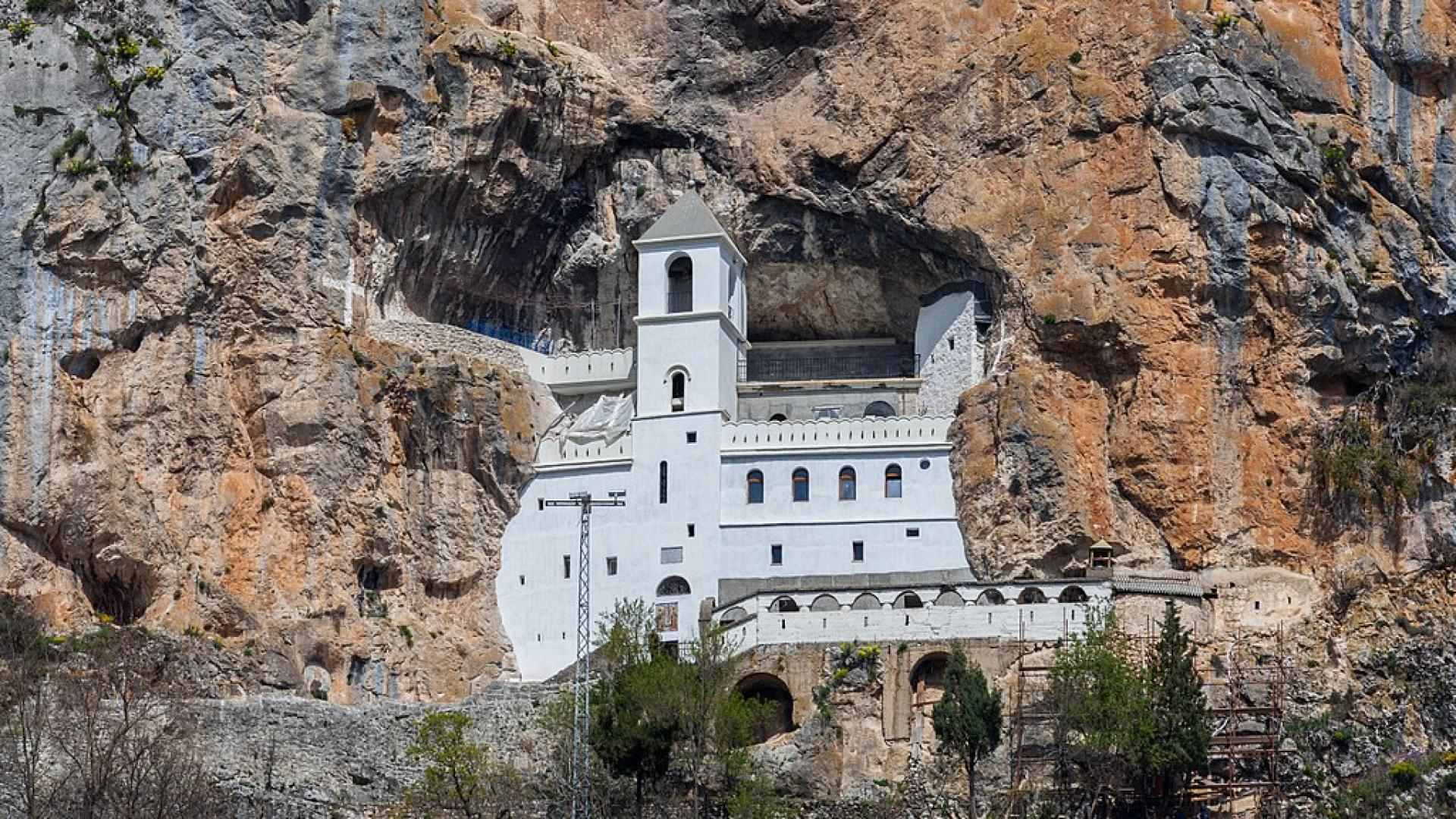 Най-красивите изолирани манастири в света чакат поклонници