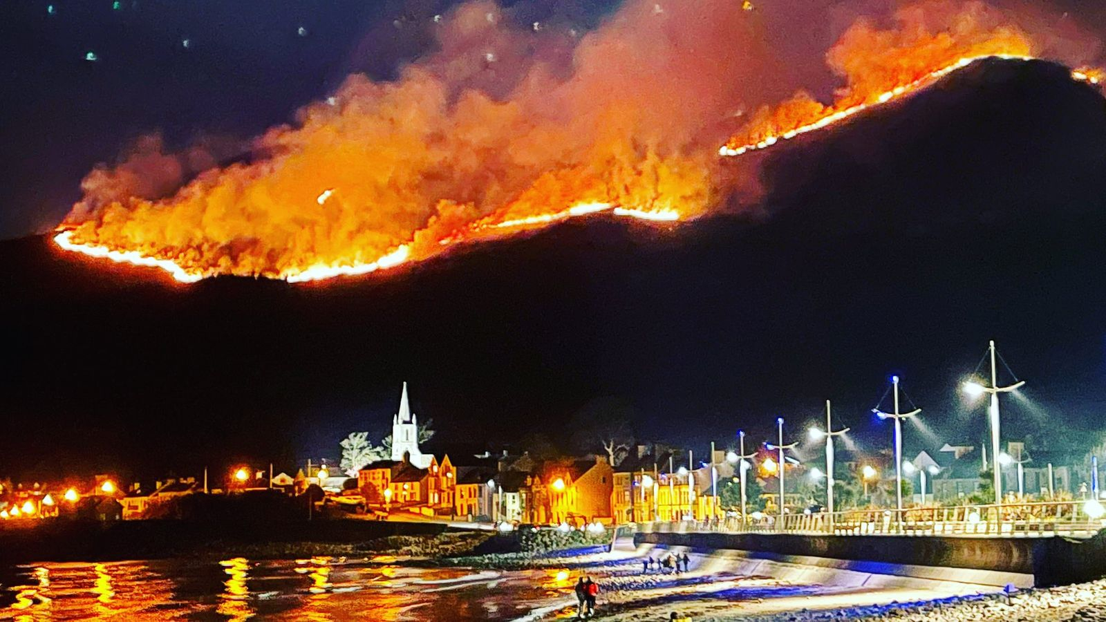 Над 100 пожарникари и хеликоптери се борят с огнен ад ВИДЕО