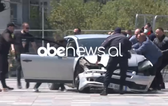 Дрогиран шофьор се вряза в пешеходци в Тирана и стана страшно ВИДЕО 