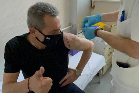 Панос Каменос се ваксинира със „Спутник V“ в Сърбия