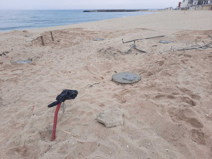Изливат бетон на плаж "Кабакум" СНИМКИ