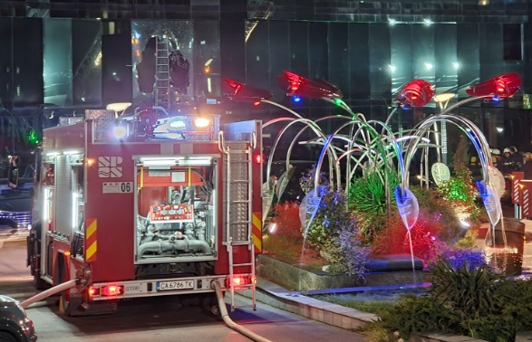 Първо ВИДЕО и подробности за евакуирания хотел, обхванат от пламъци в София