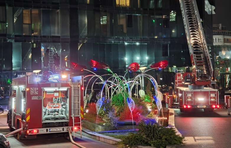 Първо ВИДЕО и подробности за евакуирания хотел, обхванат от пламъци в София