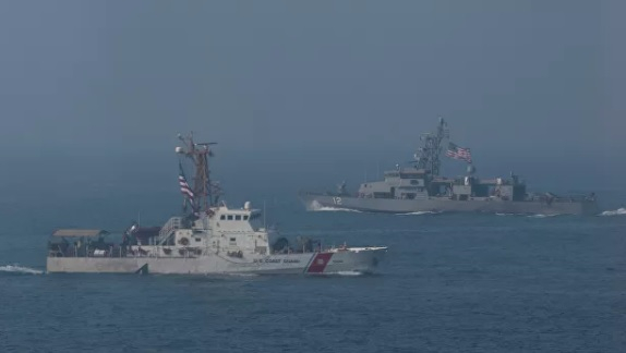 Боен кораб от ВМС на САЩ разгони със стрелба ирански военни катери ВИДЕО