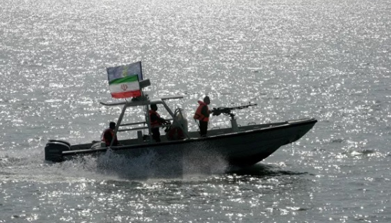 Боен кораб от ВМС на САЩ разгони със стрелба ирански военни катери ВИДЕО
