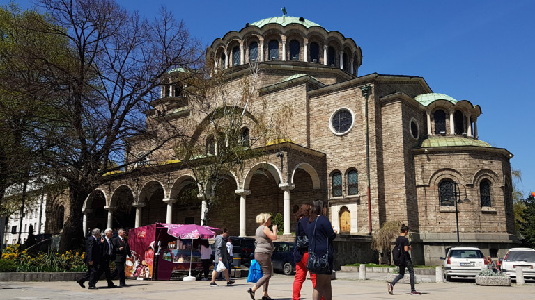 В София мият около черквите преди Великден