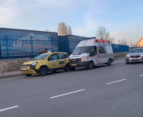 Само в БЛИЦ! Такси и линейка се удариха в София 