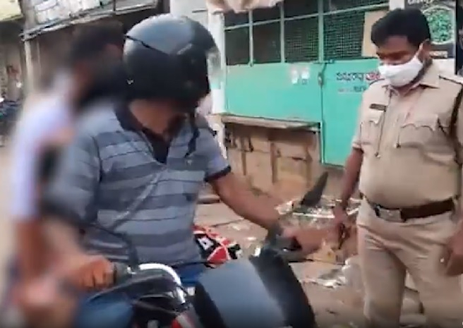 Ужас от Индия: Син кара трупа на майка си на мотопед, тъй като няма линейки ВИДЕО 18+