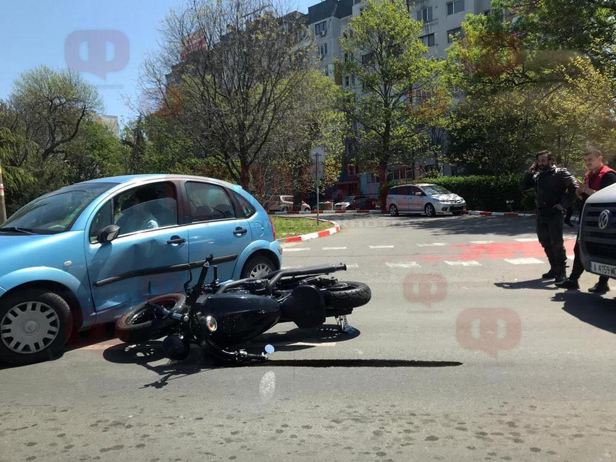 Моторист се вряза в кола в Бургас СНИМКИ