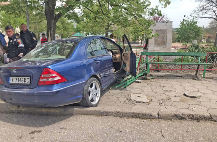 Кошмар! 18-г. момиче се вряза с колата на англичанин в група деца в Сладун! 
