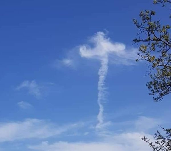 Мистичен кръст се появи в небето над Бургаско СНИМКА
