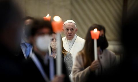 Папа Франциск бори К-19 с молитви