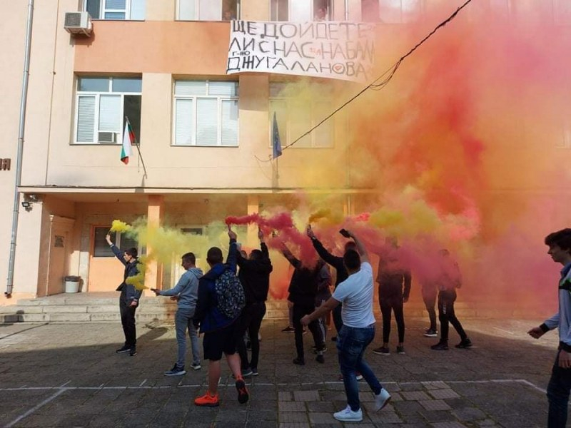 Пловдивски абитуриенти с трогателен жест към класната ВИДЕО