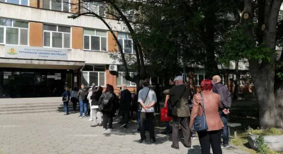 Опашки за втора игла се вият пред РЗИ в Пловдив СНИМКИ 