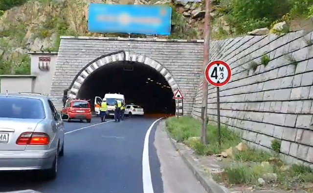 Затвориха пътя за Гърция заради смъртоносно меле в "Кривия тунел", ето какво се случва СНИМКИ