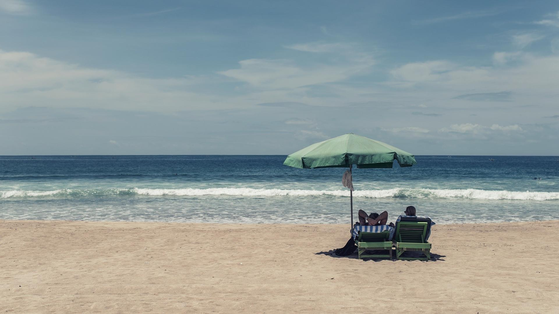 Къде шезлонгите и чадърите на плажа у нас ще са свободни и докога