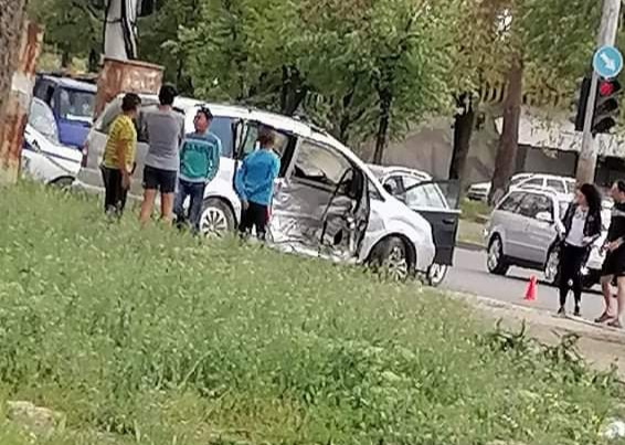 3-г. дете премазано под кола в Добрич след адска катастрофа СНИМКИ