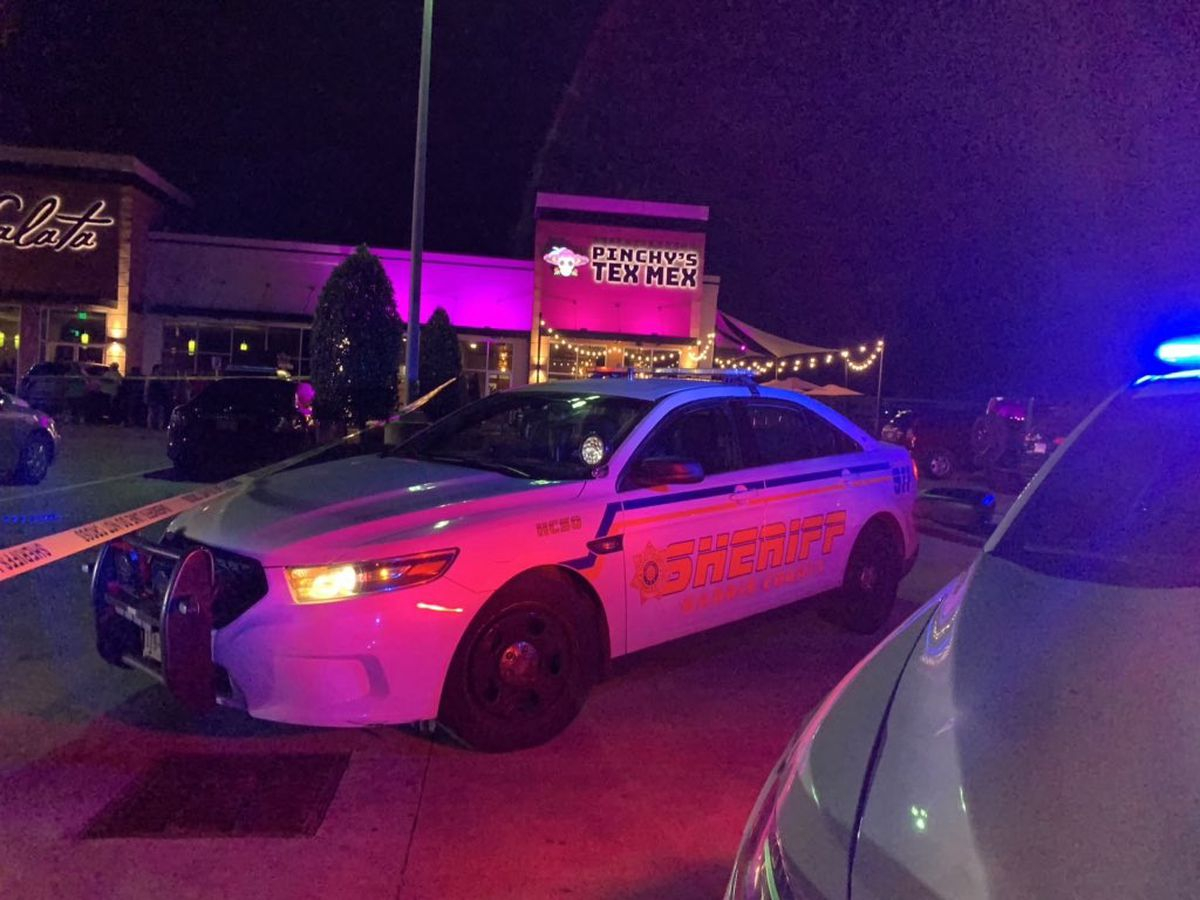 Инцидент: Шофьор се вряза в тълпа след сбиване в ресторант в САЩ СНИМКИ