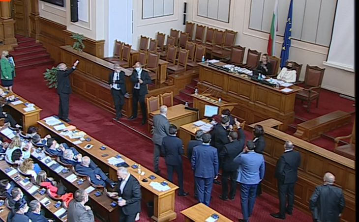 Бесен скандал в парламента: Депутати щурмуваха трибуната на Ива Митева, а Христо Иванов... ВИДЕО