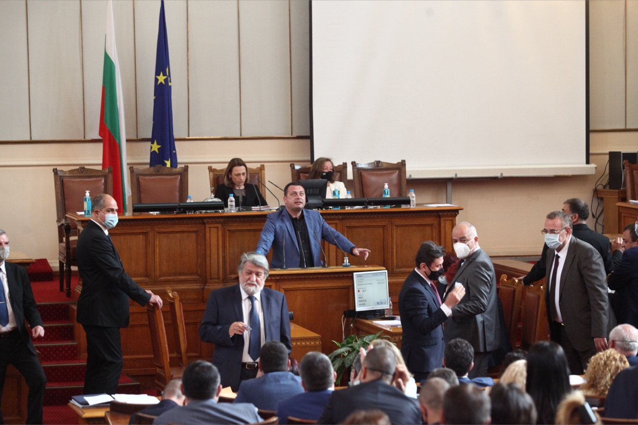 Бесен скандал в парламента: Депутати щурмуваха трибуната на Ива Митева, а Христо Иванов... ВИДЕО