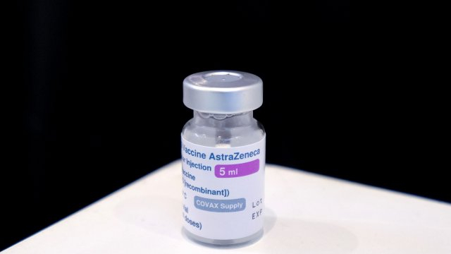 Нови усложнения покосяват ваксиниралите се с AstraZeneca