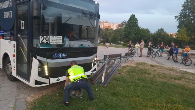 Опасен инцидент с градски автобус на метри от майки и деца в Пловдив СНИМКИ