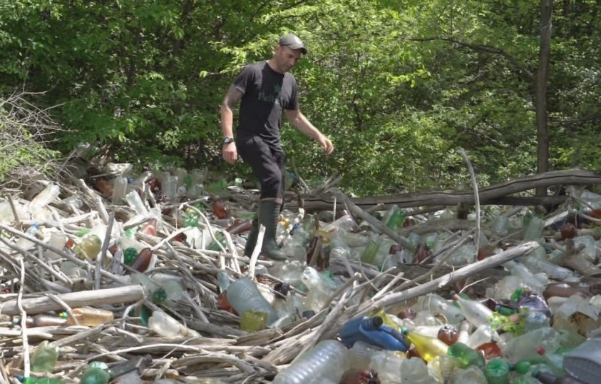 Ужасна гледка: Тонове боклуци в язовир "Огоста"