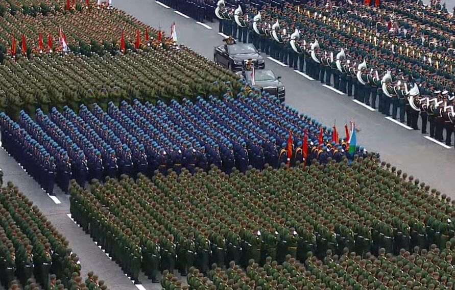 НА ЖИВО от грандиозния военен парад в Москва