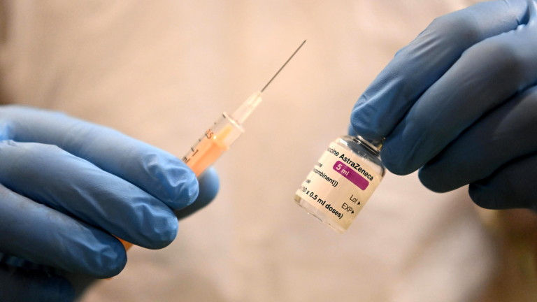Възрастна жена се ваксинира с "АстраЗенека" и се случи нещо шокиращо СНИМКИ 