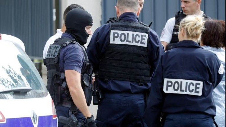 Жена нападна с нож полицаи в Бордо