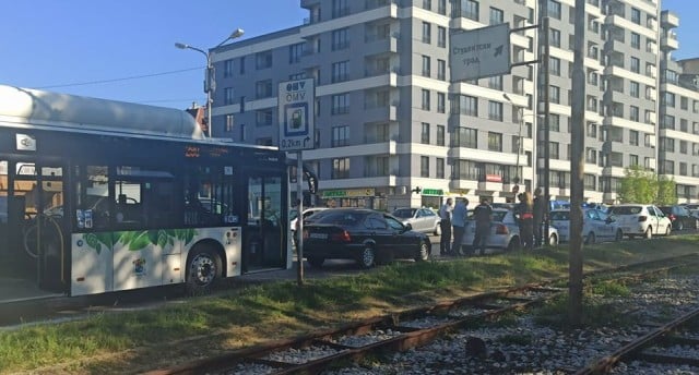 Първи СНИМКИ от страшното меле с автобус в столицата