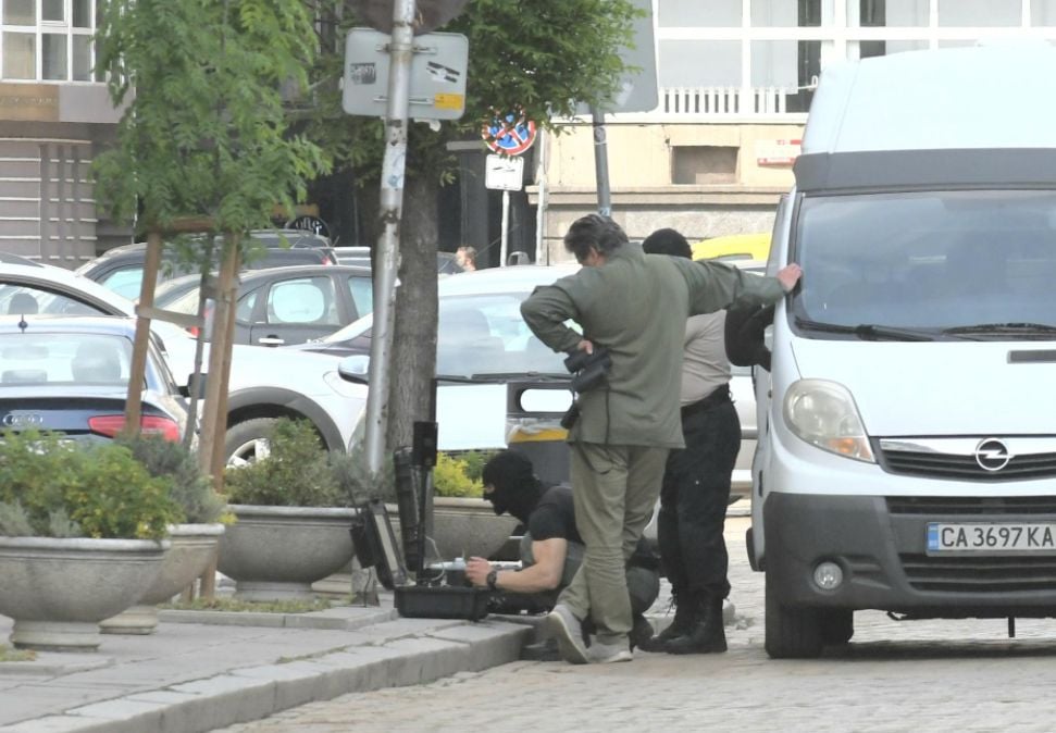 Извънредна ситуация пред БНБ, отцепиха района заради... СНИМКИ 