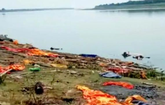 Ужасът в Индия няма край! Ето как ще спират труповете по река Ганг