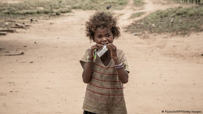 В Мадагаскар е страшно: Деца ядат глина и пясък, гладът ги оставя кожа и кости