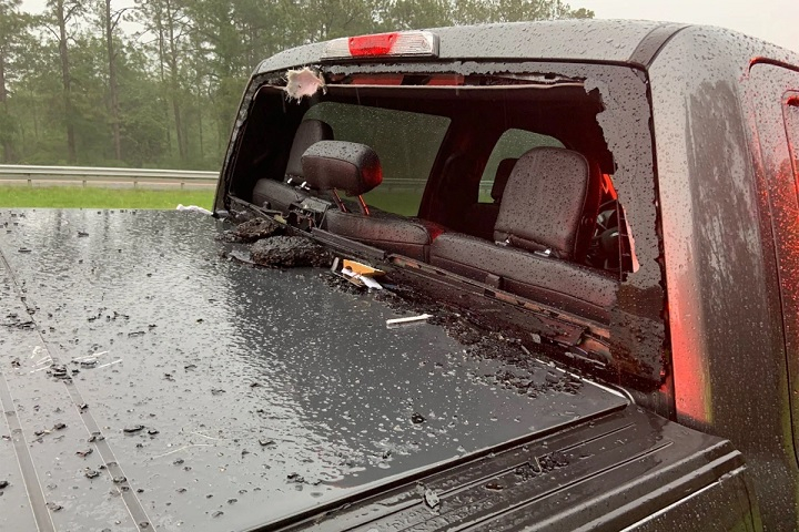 Невиждано: Мълния изби голям къс асфалт от шосе и проби предното стъкло на кола