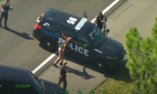  Уникално ВИДЕО: Дързък бандит два пъти краде патрулки и бяга