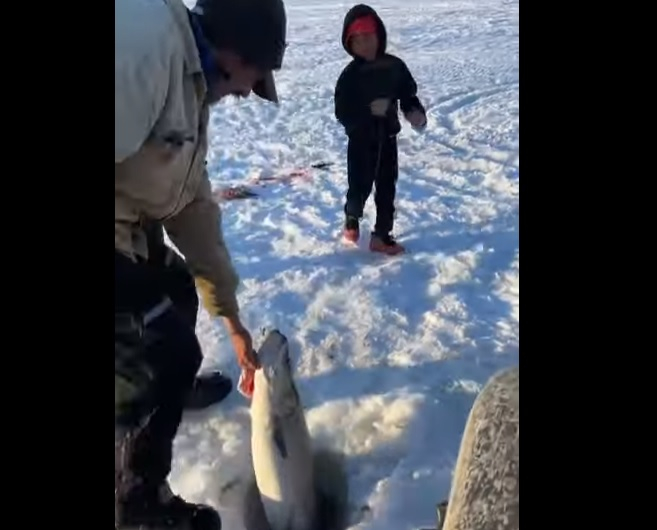 Шестгодишно момче отиде за първи път на риболов и улови риба със своите размери ВИДЕО
