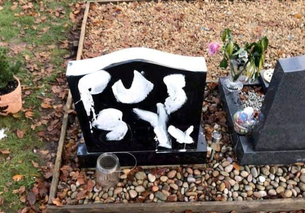 Потрес: Не е за вярване какво направи разярена жена на гробище СНИМКИ