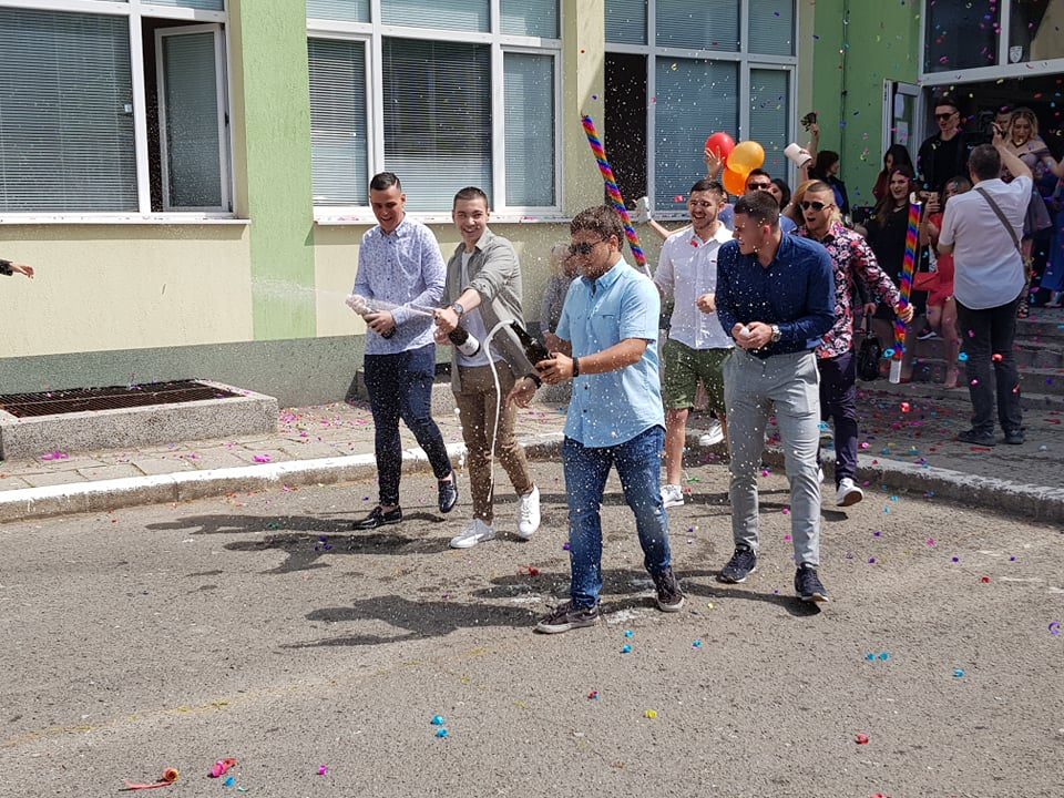 Изкласиха: Английската гимназия в Бургас изпрати своите абитуриенти СНИМКИ