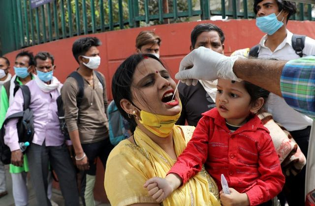 Родни топ лекари: Индийският щам на К-19 пристига до дни, може да стане страшно