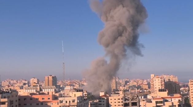 Ракетен удар по 12-етажна сграда с офиси на световни медии в Газа, журналистите са в ужас ВИДЕО
