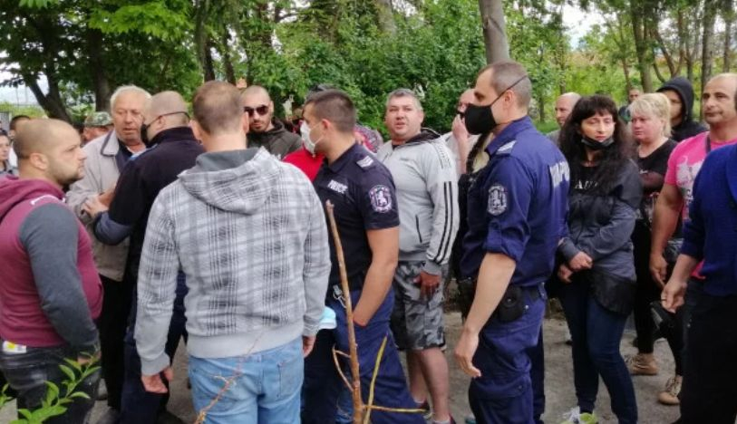 Ври и кипи в пловдивския ж. к. Коматево! Родители скочиха срещу "Жътварите", дойде полиция СНИМКИ 