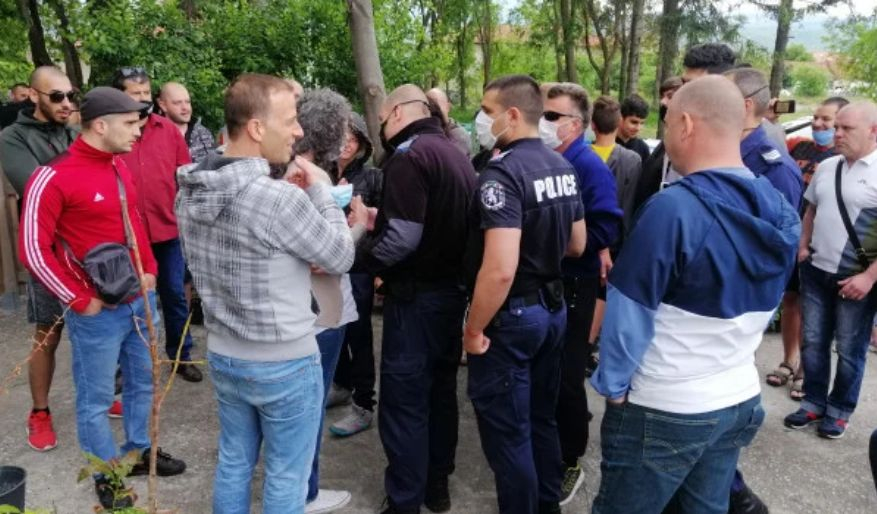 Ври и кипи в пловдивския ж. к. Коматево! Родители скочиха срещу "Жътварите", дойде полиция СНИМКИ 