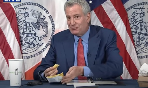 Вижте с какво кметът на Ню Йорк примамва жителите да се ваксинират ВИДЕО