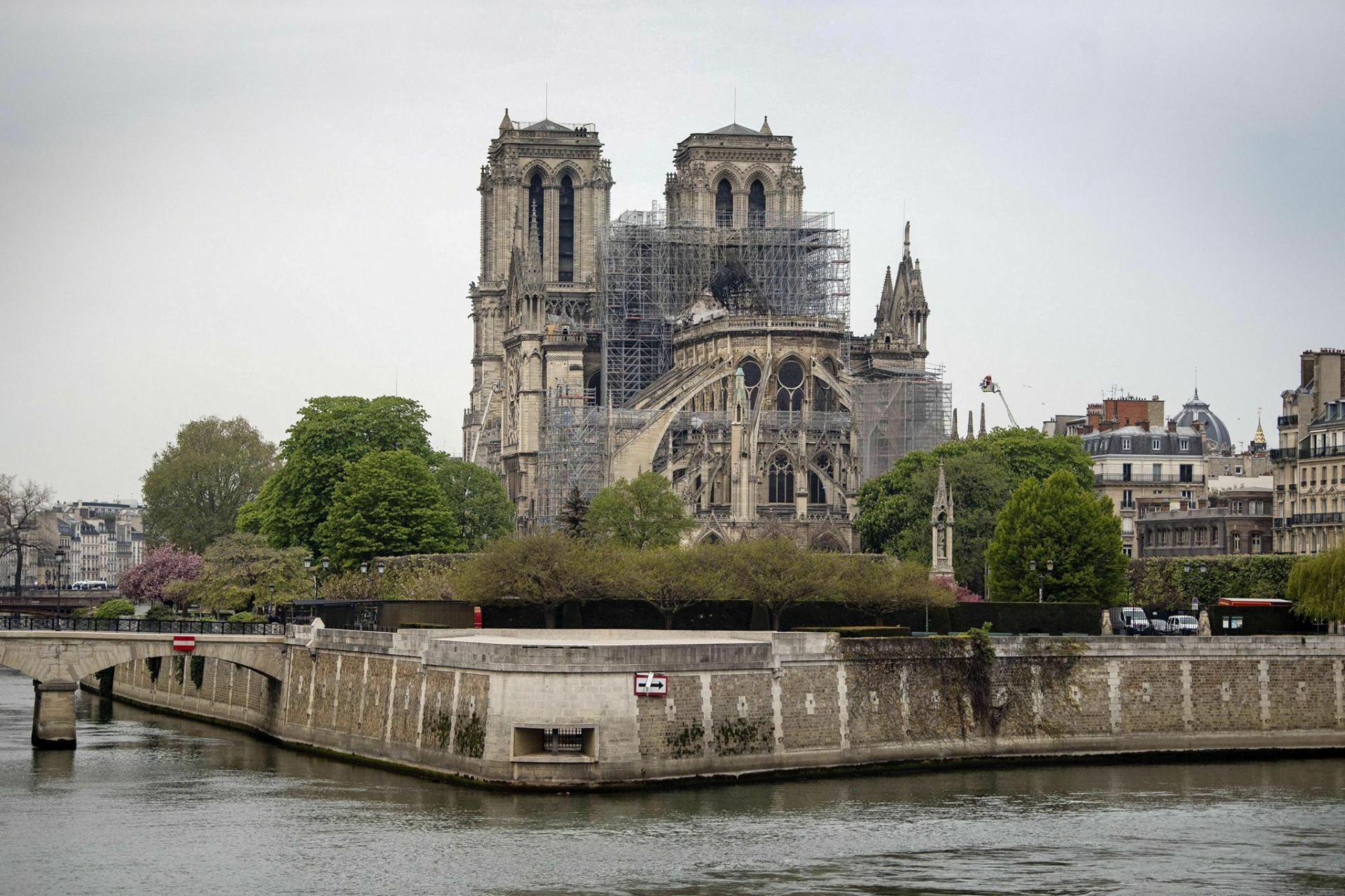 Извънредна ситуация в Париж, затвориха площад „Нотр Дам“ 