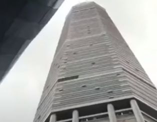 300-метров небостъргач се разлюля, минувачи бягат като обезумели ВИДЕО