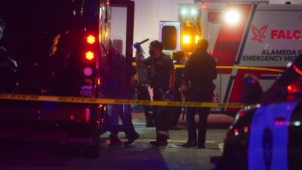 Кървава стрелба по препълнен парти автобус в Калифорния, има загинали ВИДЕО