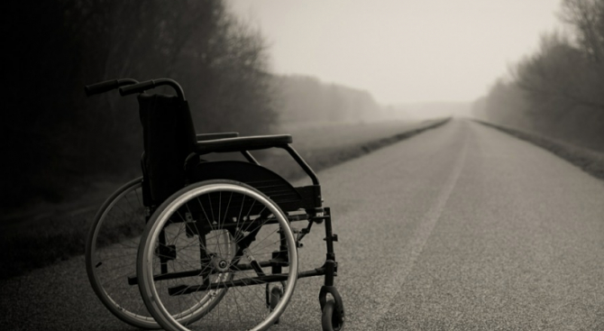 Кошмарен инцидент със старец с инвалидна количка на булевард в Монтана 